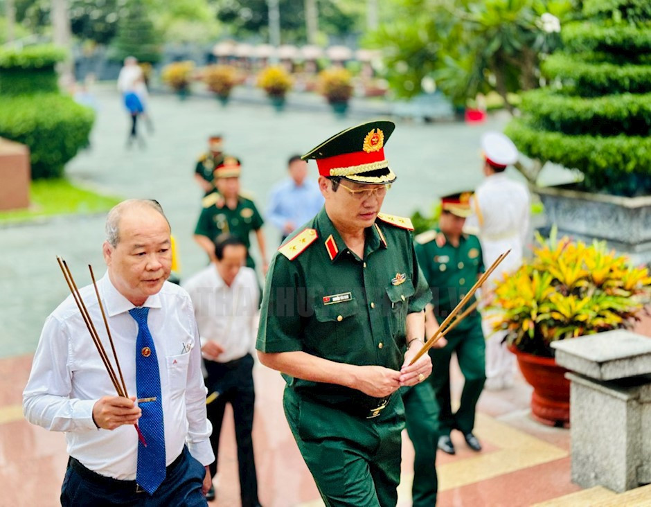 Trung tướng Nguyễn Văn Nam cùng các đại biểu dâng hương tưởng niệm các anh hùng liệt sĩ tại Nghĩa trang Liệt sĩ huyện Củ Chi