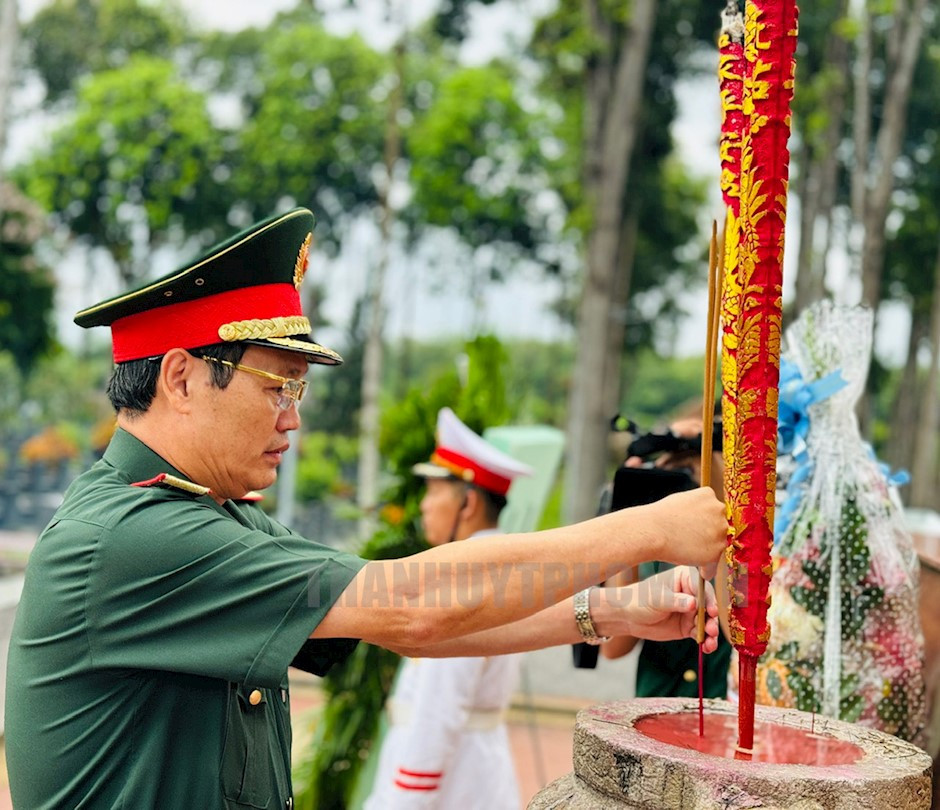 Trung tướng Nguyễn Văn Nam dâng hương tưởng niệm các anh hùng liệt sĩ tại Nghĩa trang Liệt sĩ huyện Củ Chi