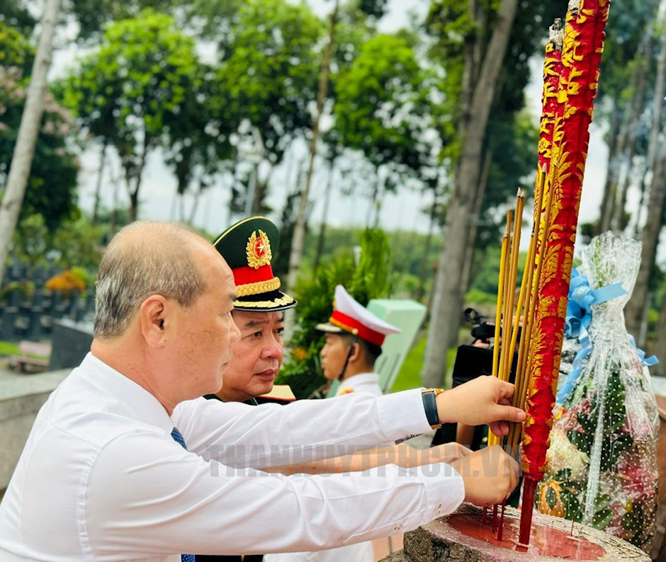 Đồng chí Nguyễn Quyết Thắng cùng các đại biểu dâng hương tưởng niệm các anh hùng liệt sĩ