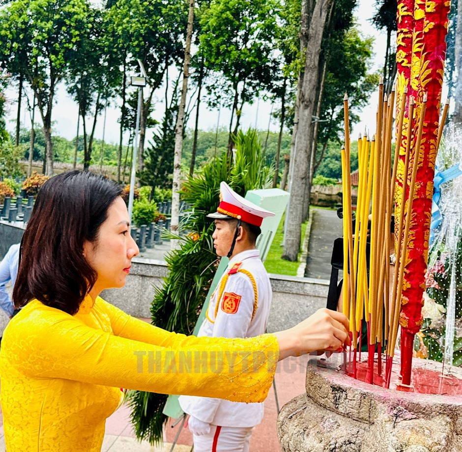 Chủ tịch UBND huyện Củ Chi Phạm Thị Thanh Hiền dâng hương tưởng niệm các anh hùng liệt sĩ tại Nghĩa trang Liệt sĩ huyện Củ Chi