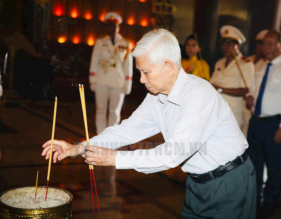 Đồng chí Nguyễn Minh Triết dâng hương tưởng niệm các anh hùng liệt sĩ tại Đền Tưởng niệm liệt sĩ Bến Dược