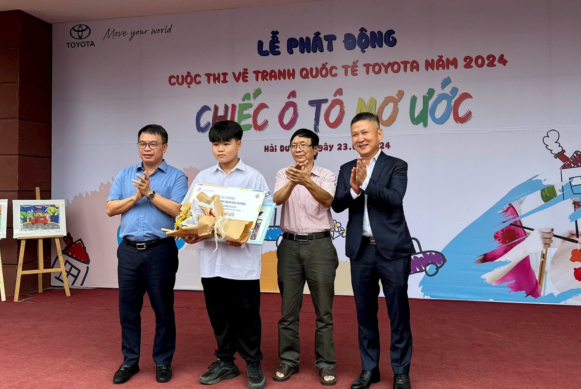 dai-dien-toyota-viet-nam-trao-tang-ky-niem-chuong-cho-em-dinh-quang-hung-tac-gia-cua-buc-tranh-dat-giai-khuyen-khich-vong-thi-quoc-te-nam-2023.jpg