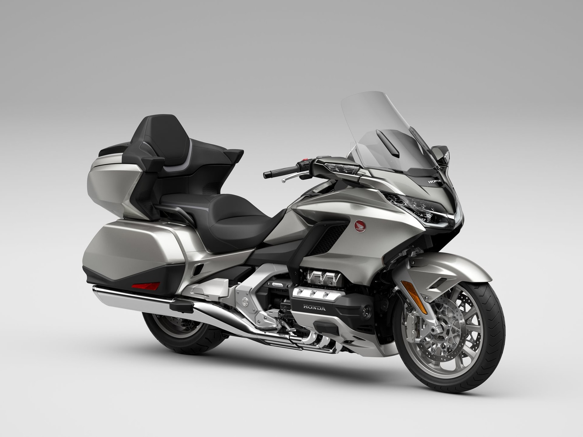 goldwing-2024-mau-bac-moi-1.jpg