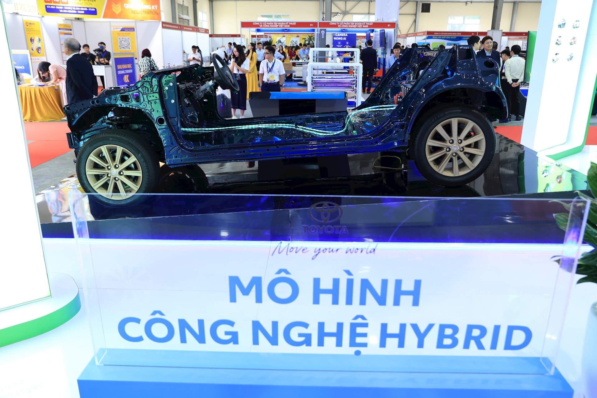 mo-hinh-cat-than-xe-cua-mau-xe-camry-hybrid-cua-toyota-viet-nam.jpg