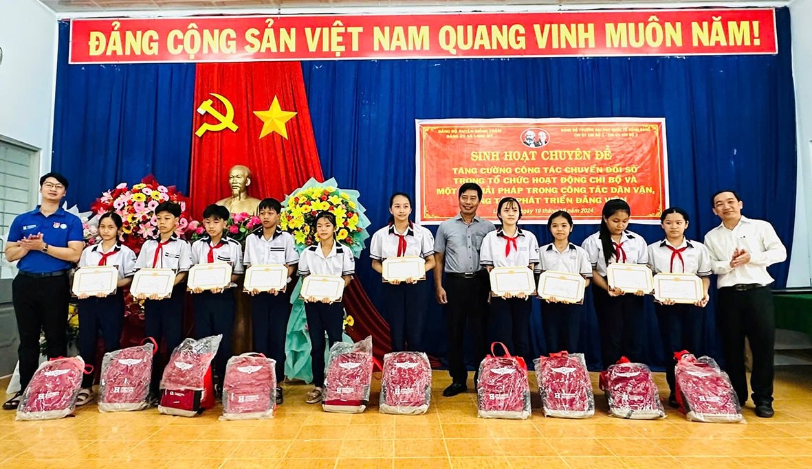 hinh-2.-dai-dien-dang-uy-truong-trao-hoc-bong-cho-10-em-hoc-sinh-truong-thcs-hoang-lam-xa-long-my..jpg