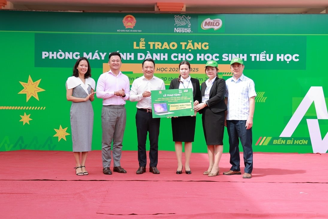 dai-dien-bo-gddt-nestle-milo-trao-tang-phong-may-tinh-cho-truong-ptdt-ban-tru-tieu-hoc-pung-luong.jpg