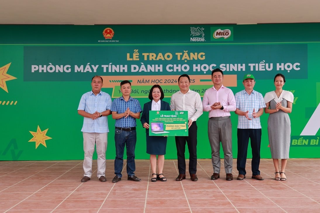 dai-dien-vu-giao-duc-tieu-hoc-bo-gddt-so-gddt-tinh-yen-bai-va-nestle-viet-nam-trao-tang-phong-may-tinh-cho-diem-truong-khao-mang.jpg