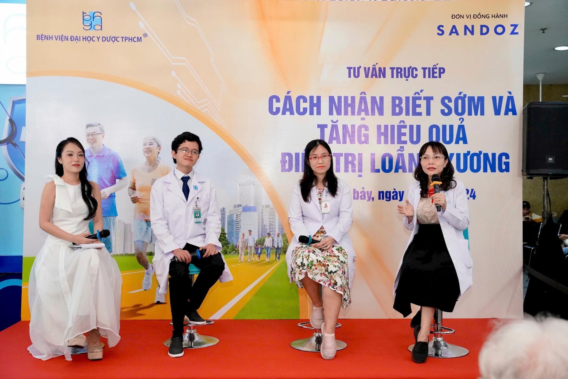 pgs-ts-bs.-cao-thanh-ngoc-truong-khoa-noi-co-xuong-khop-ths-bs.-tran-hong-thuy-va-ths-bs.-nguyen-chau-tuan-cung-tu-van-cho-nguoi-benh.jpg