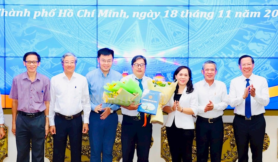 Đồng chí Phan Văn Mãi và cùng tập thể Quận 3 tặng hoa chúc mừng đồng chí Trần Thanh Bình