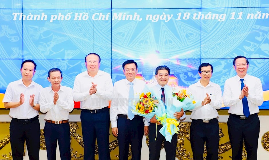 Đồng chí Phan Văn Mãi cùng các đại biểu tặng hoa chúc mừng đồng chí Nguyễn Văn Tài và đồng chí Nguyễn Ngọc Hiển