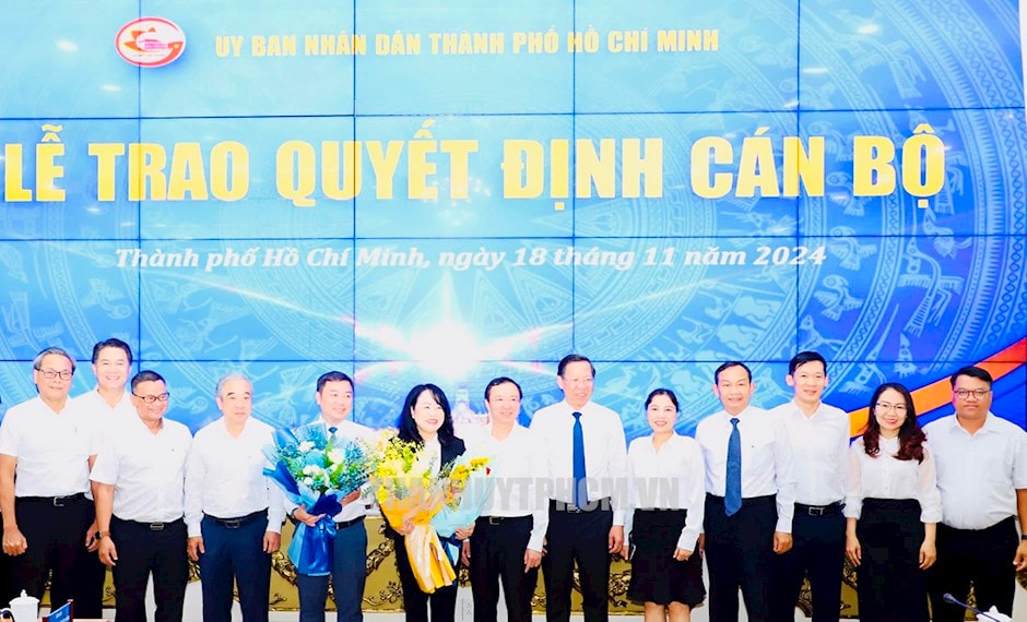 Đồng chí Phan Văn Mãi cùng các đại biểu tặng hoa chúc mừng đồng chí Trương Tuấn Anh và đồng chí Lê Ngọc Thùy Trang