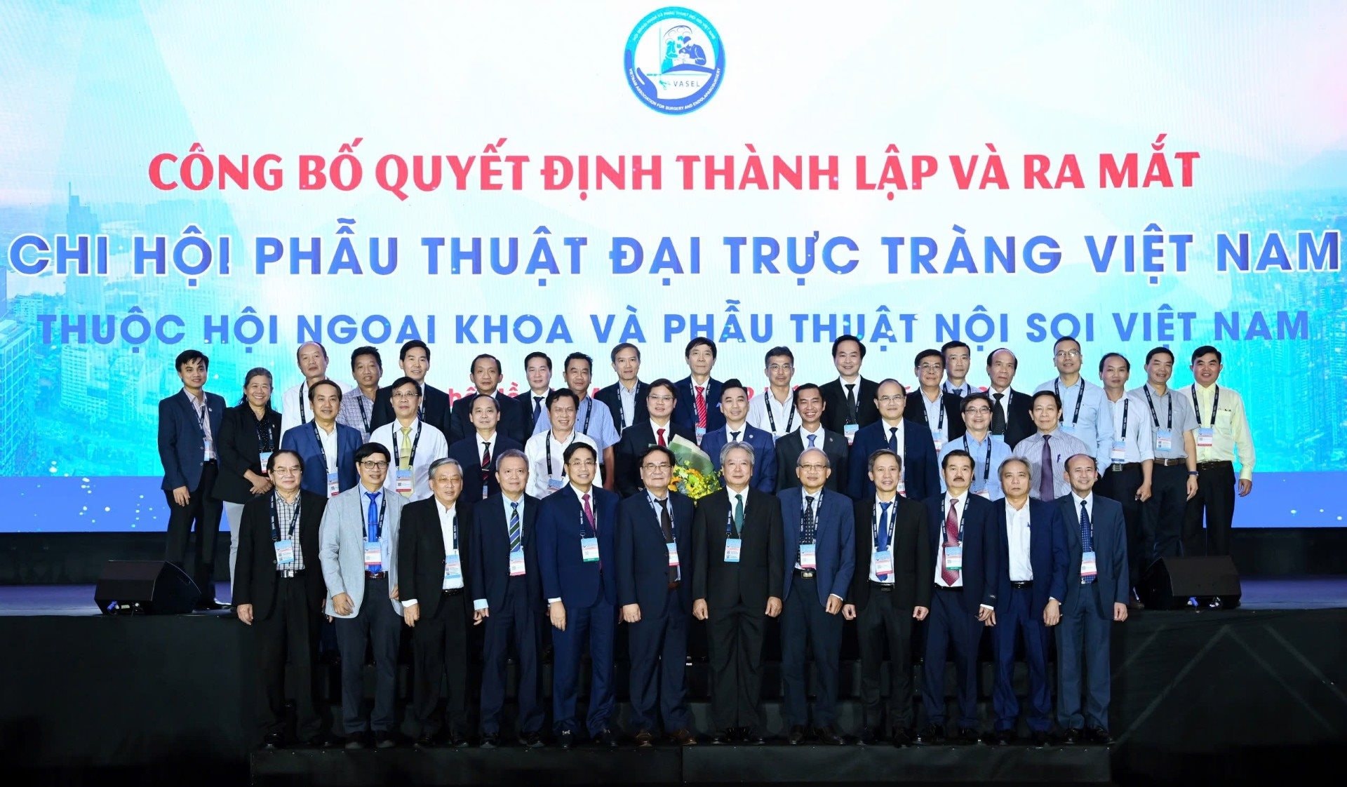 ban-lanh-dao-hoi-ngoai-khoa-va-phau-thuat-noi-soi-viet-nam-va-cac-dai-bieu.jpg