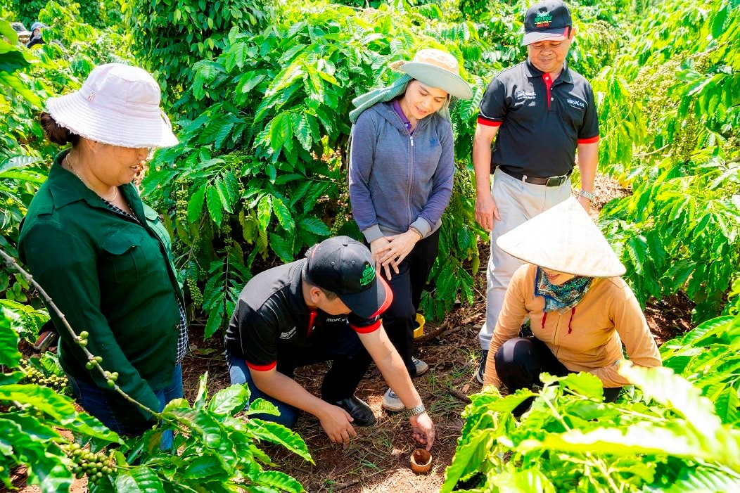 can-bo-ho-tro-nong-nghiep-cua-nestle-viet-nam-huong-dan-nong-dan-trong-ca-phe-thuc-hanh-canh-tac-nong-nghiep-tai-sinh.jpg