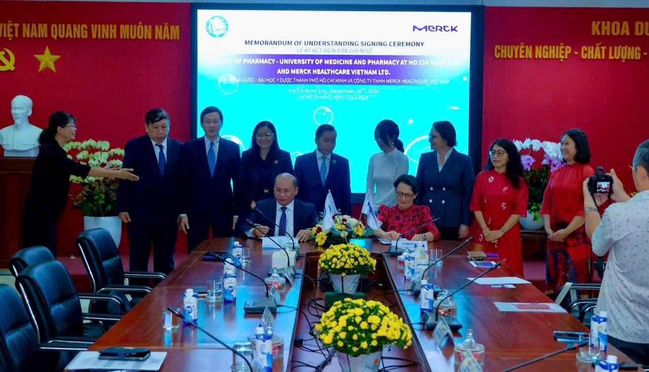 gsts-tran-thanh-dao_truong-khoa-duoc_dai-hoc-y-duoc-tphcm-va-ba-ghislaine-dondellinger-tgd-merck-healthcare-viet-nam-cung-ky-ket-vao-van-ban-hop-tac.jpg