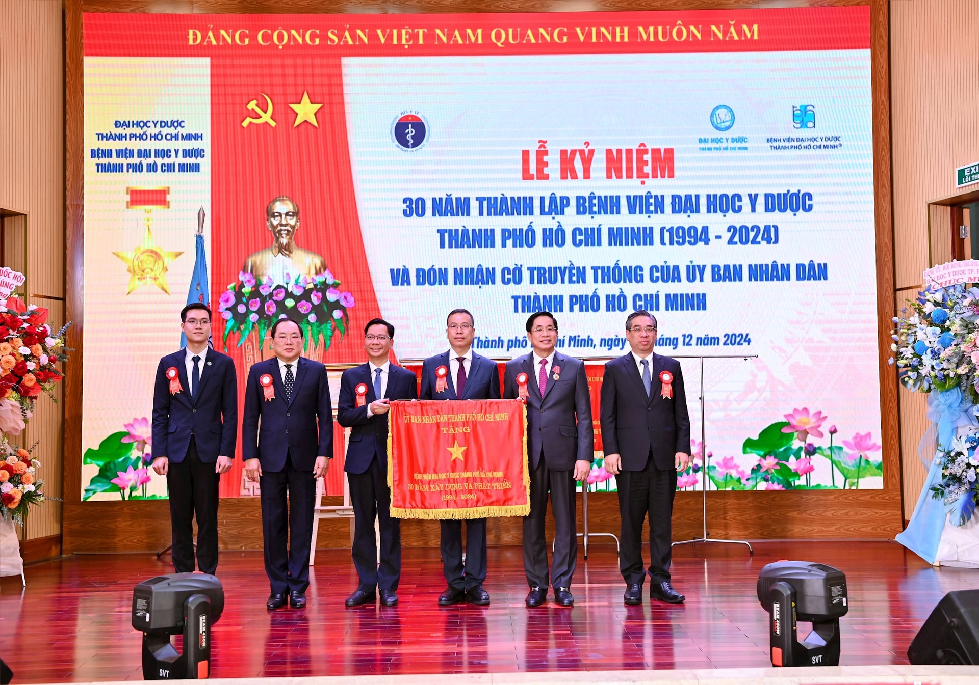 4.-dong-chi-nguyen-phuoc-loc-trao-co-truyen-thong-cua-uy-ban-nhan-dan-thanh-pho-ho-chi-minh-cho-benh-vien.jpg