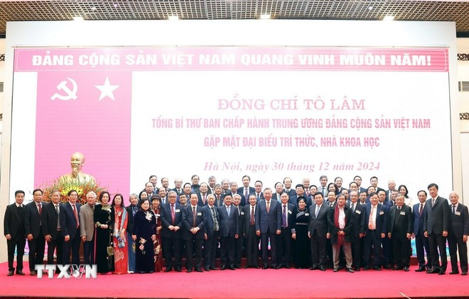 Tổng Bí thư Tô Lâm và các đại biểu tri thức, nhà khoa học. (Ảnh: TTXVN)