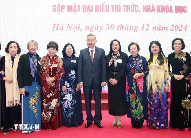 Tổng Bí thư Tô Lâm và các đại biểu tri thức, nhà khoa học. (Ảnh: TTXVN)