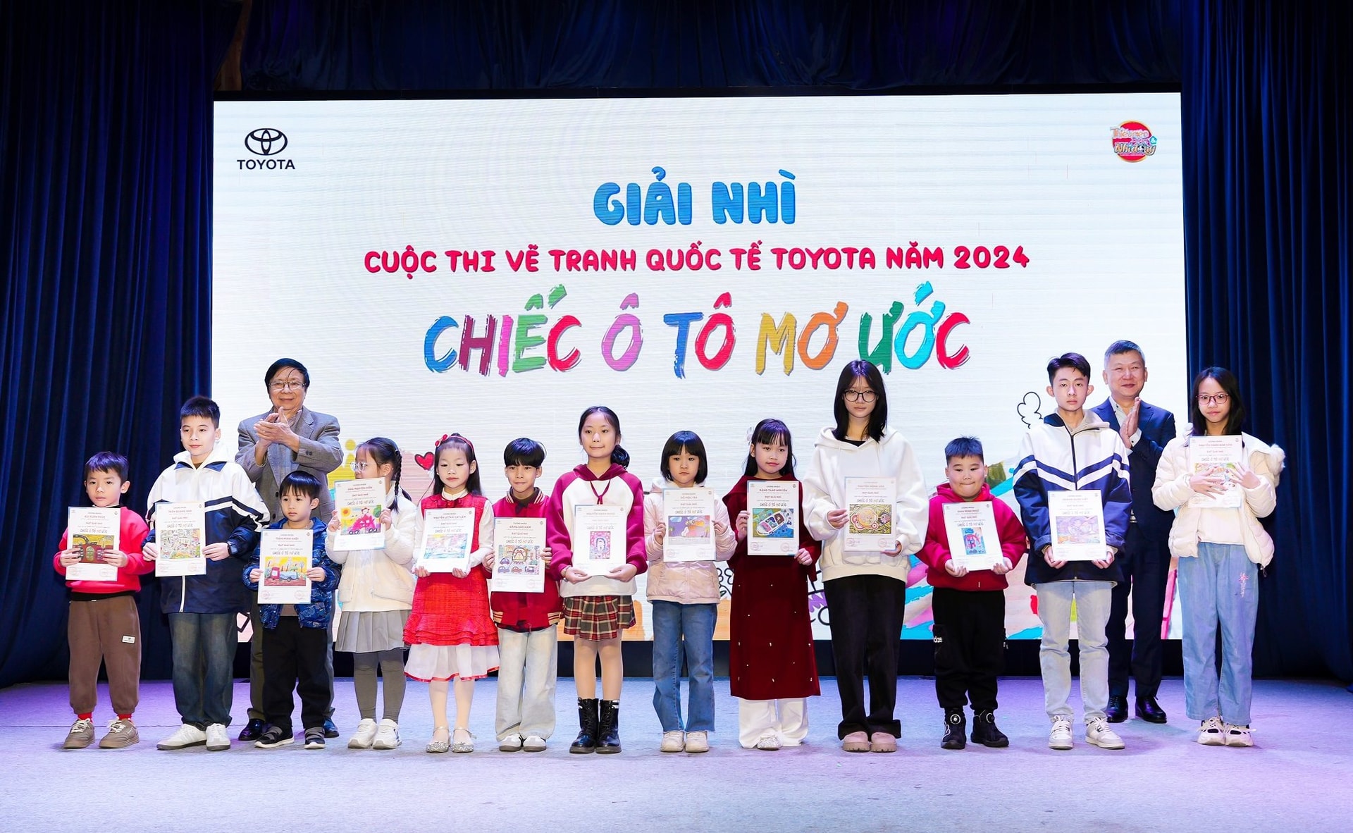 dai-dien-toyota-viet-nam-va-ban-to-chuc-trao-giai-cho-cac-em-hoc-sinh-dat-giai-nhi.jpg