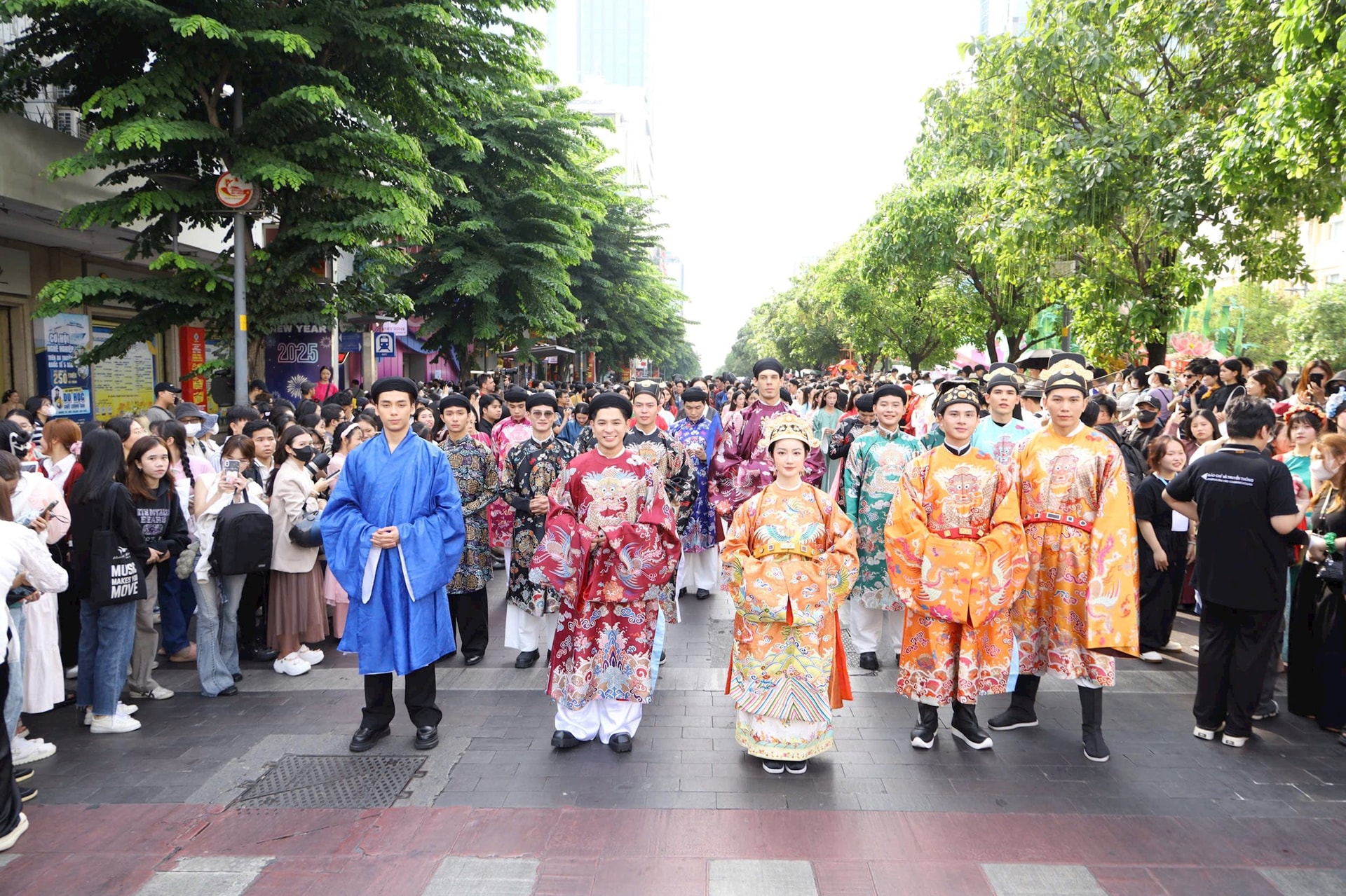 dong-dien-dan-vu-ao-dai-11.jpg