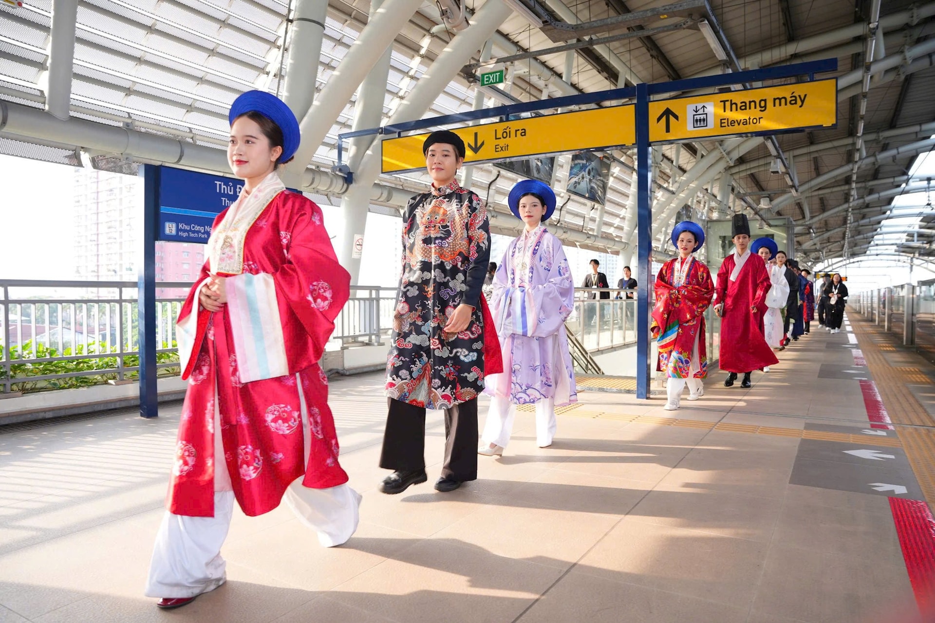 dong-dien-dan-vu-ao-dai-14.jpg