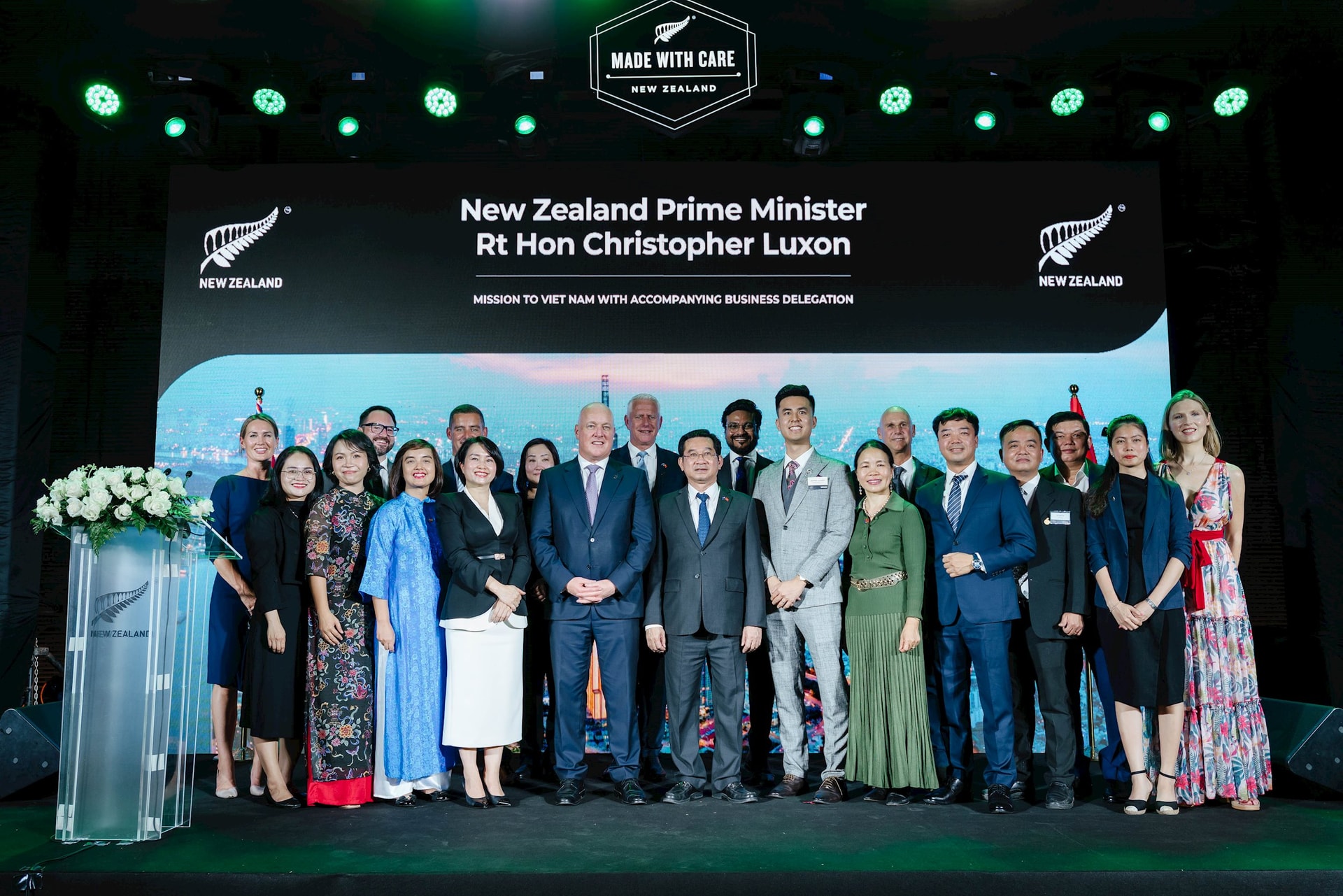 thu-tuong-new-zealand-ngai-christopher-luxon-cung-dai-dien-cac-doanh-nghiep-tai-su-kien-thuong-mai-va-doanh-nghiep-new-zealand.jpg