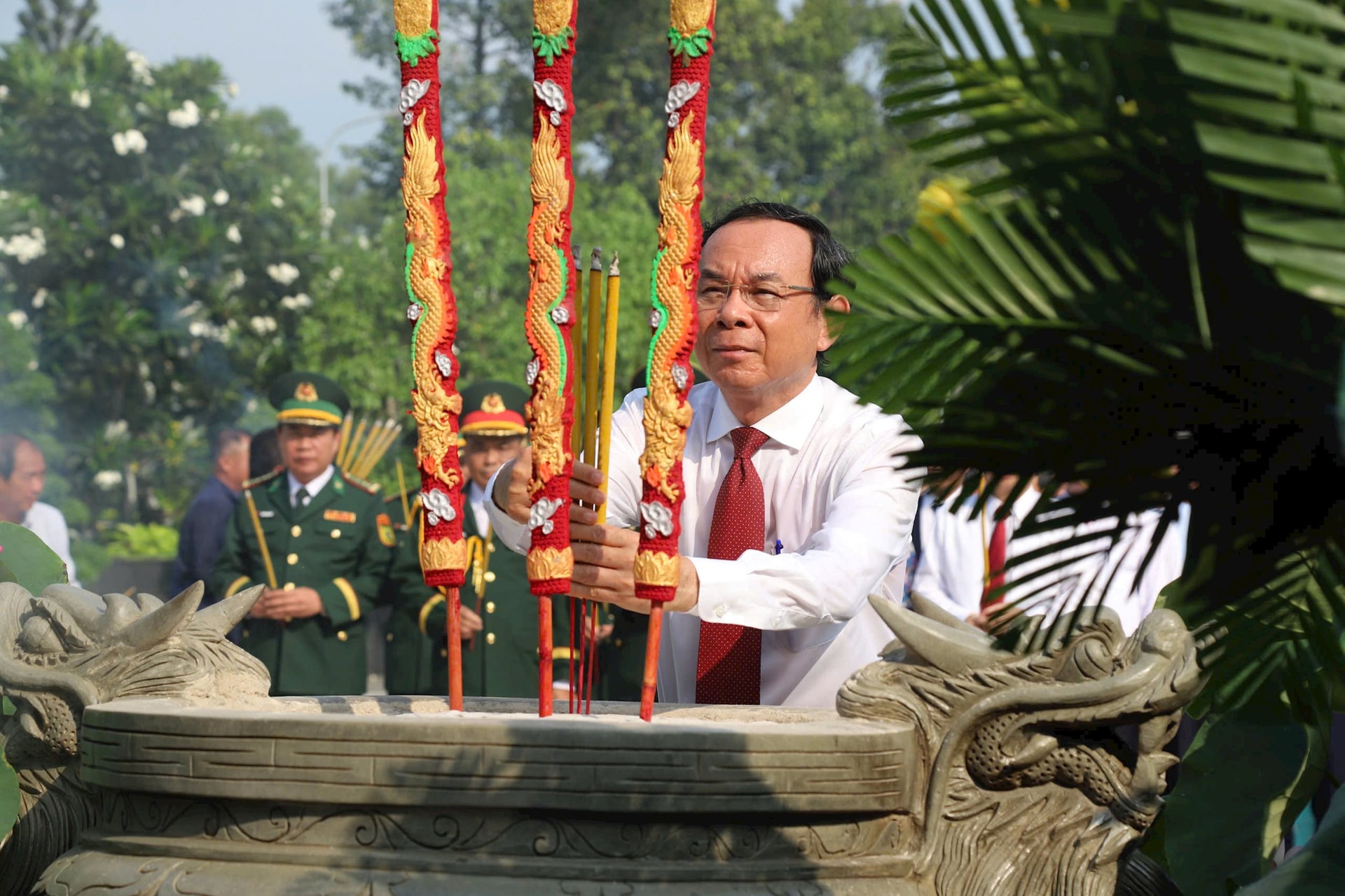bi-thu-thanh-uy-tphcm-dang-huong.jpg