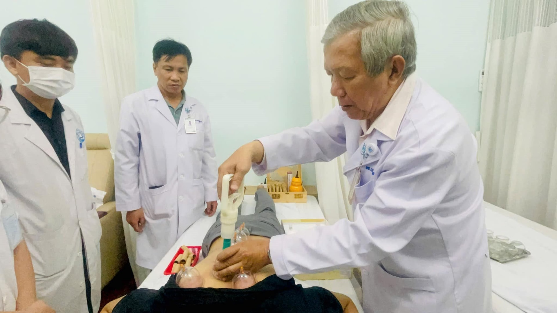bs-huynh-tan-vu-huong-dan-bac-si-tre-thuc-hanh-giac-hoi-trong-yhct.jpg