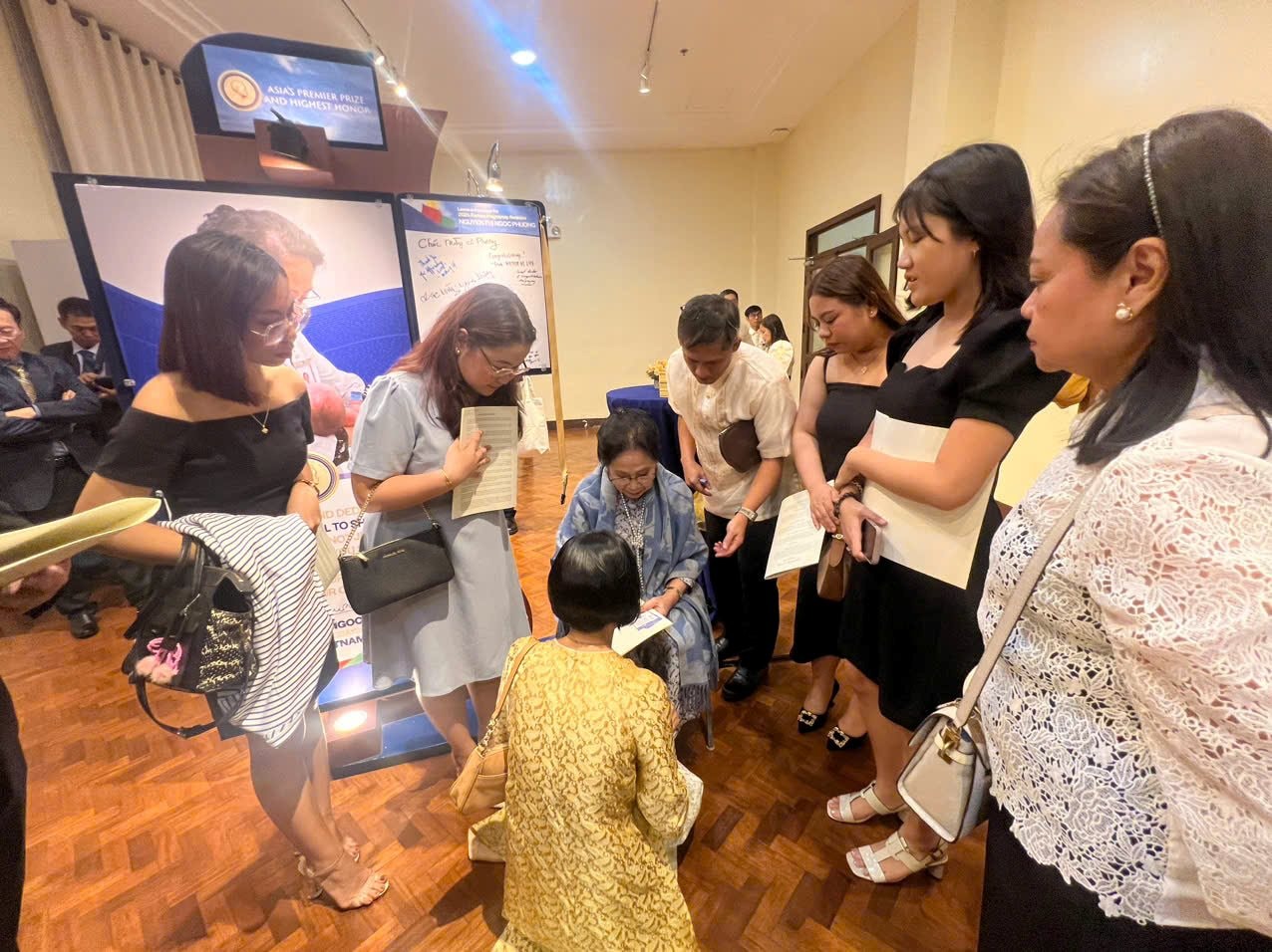 gs.bs-nguyen-thi-ngoc-phuong-ky-luu-niem-khi-nhan-giai-ramon-magsaysay-o-philippines.jpg