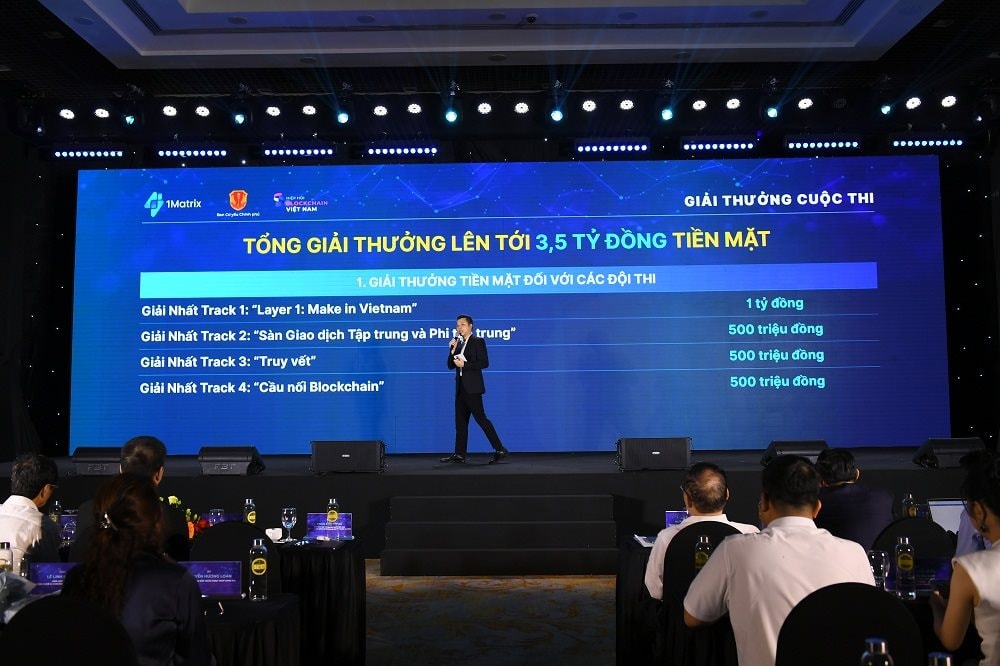 ong-tran-huyen-dinh-cong-bo-tong-giai-thuong-cuoc-thi-vietchain-talents.jpg