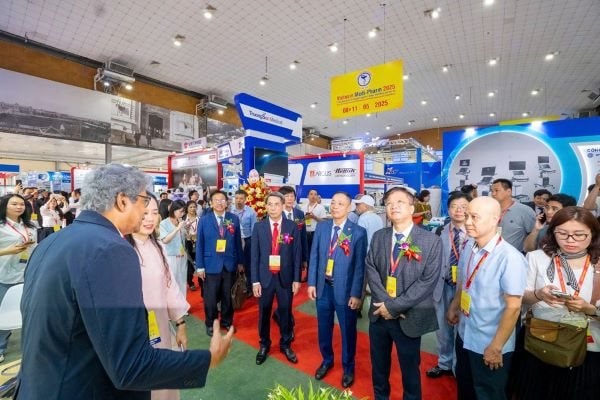 cac-dn-tham-quan-gian-hang.jpg