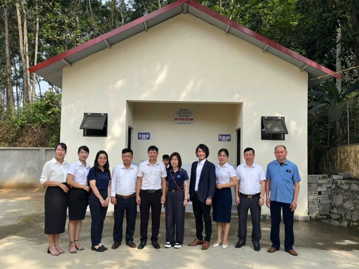 quy-toyota-viet-nam-ban-giao-cong-trinh-ve-sinh-truong-hoc-tai-vung-sau-vung-xa-tinh-yen-bai-2-.jpg