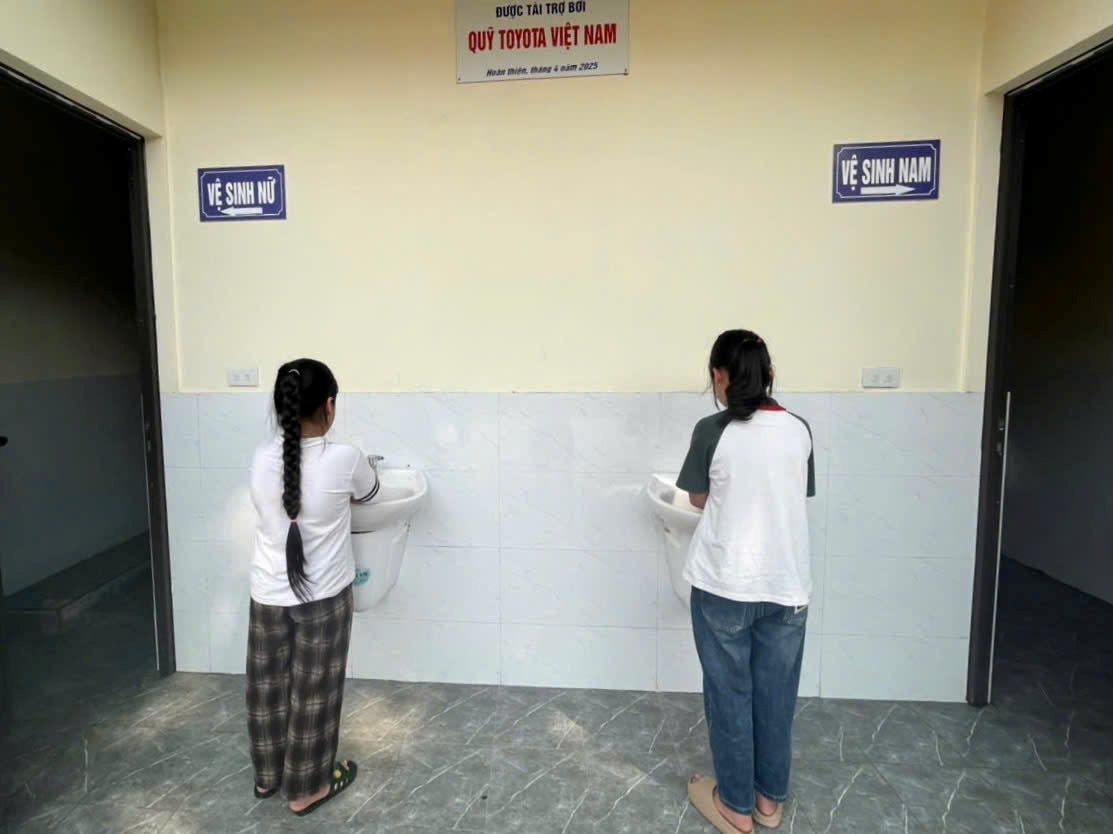 quy-toyota-viet-nam-ban-giao-cong-trinh-ve-sinh-truong-hoc-tai-vung-sau-vung-xa-tinh-yen-bai.jpg
