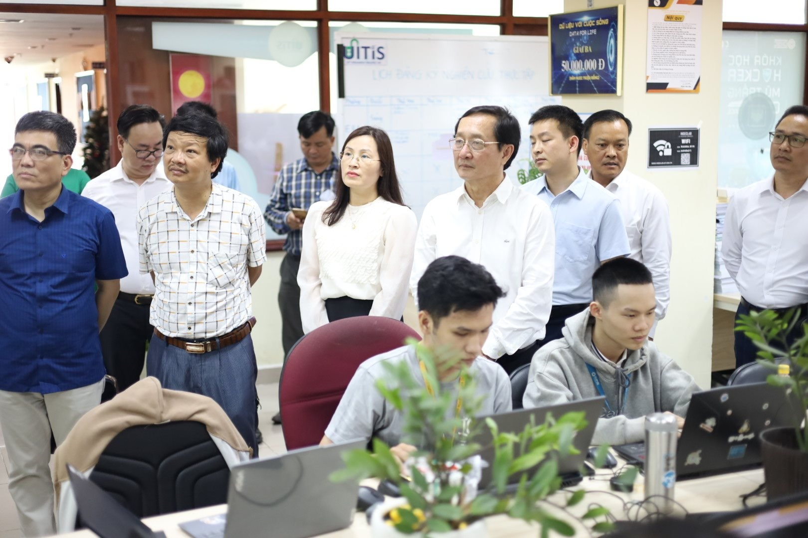 tham-cac-phong-thi-nghiem.jpg