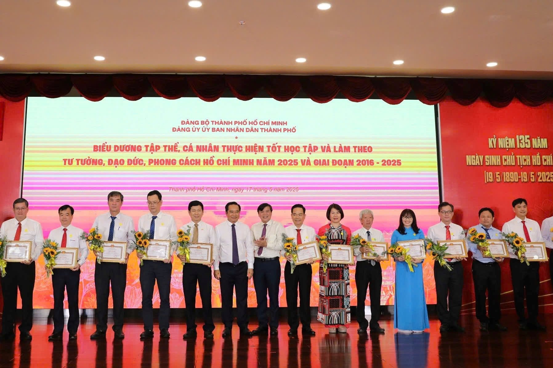 trao-giay-khen-1.jpg
