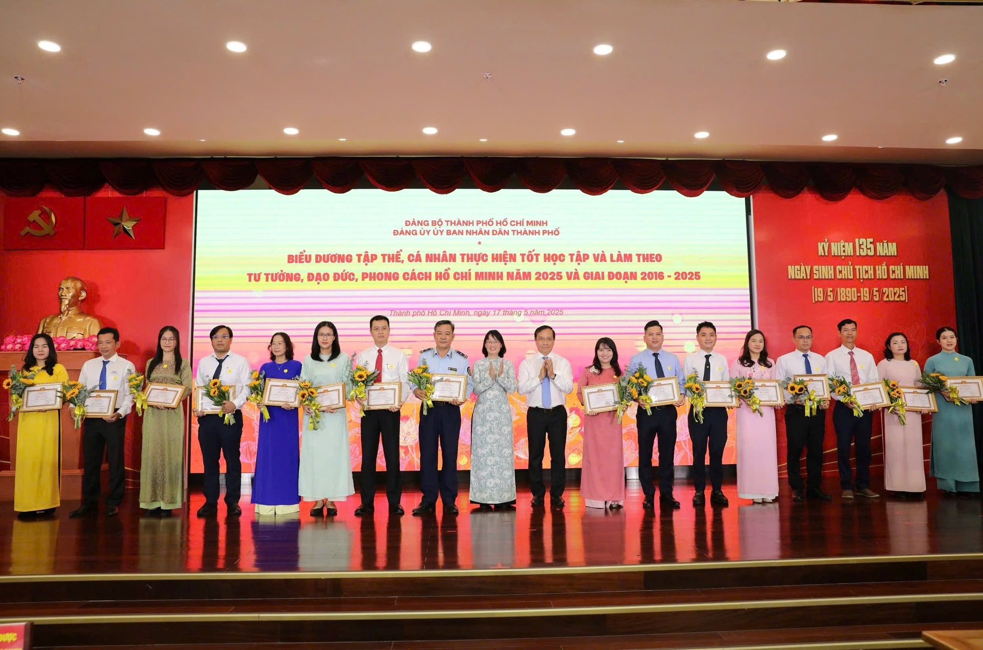 trao-giay-khen-2.jpg