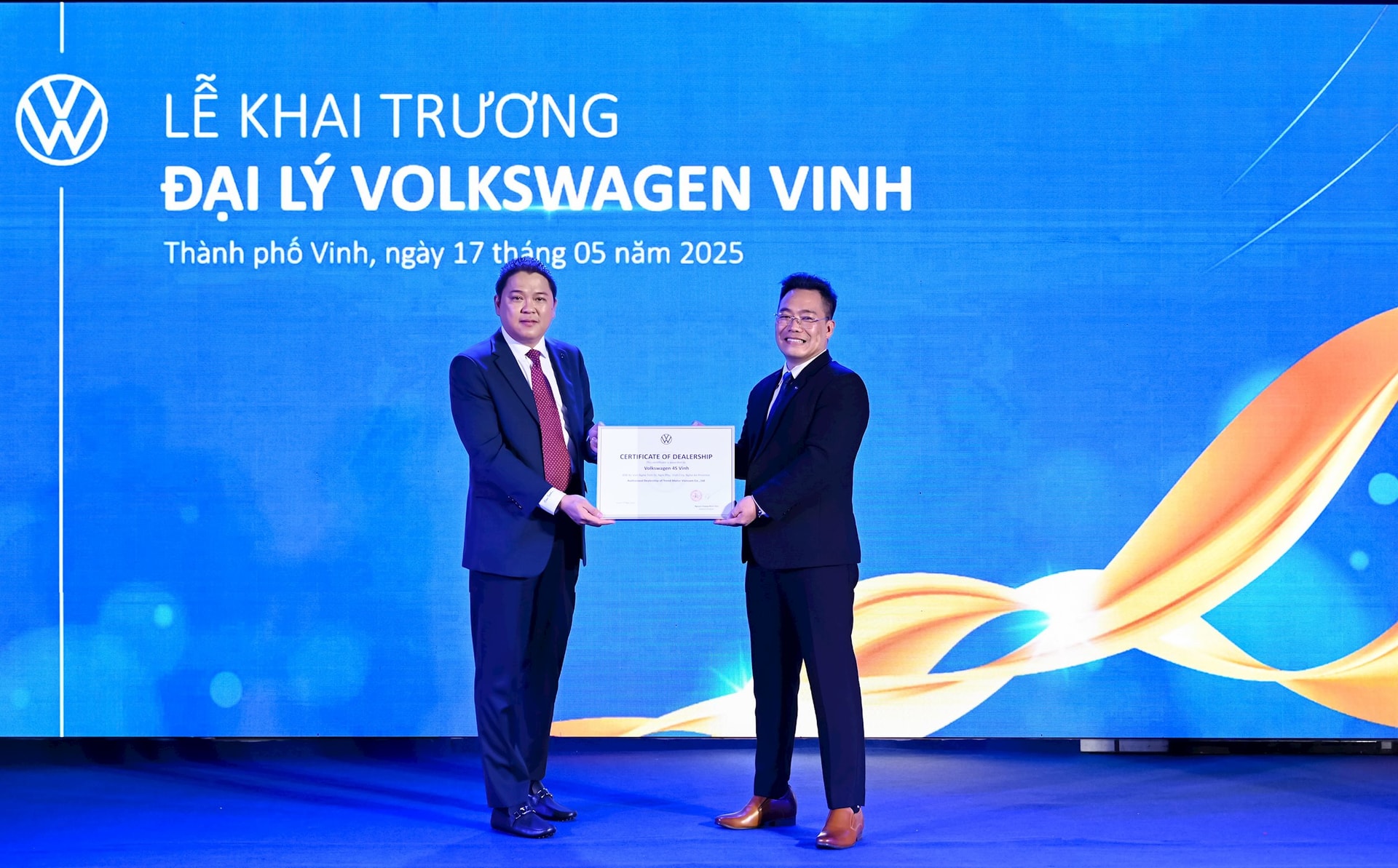 1_ong-nguyen-hoang-minh-tien-tgd-volkswagen-viet-nam-trao-chung-chi-dai-ly-cho-ong-luong-ngoc-vinh-giam-doc-dai-ly-volkswagen-vinh.jpg