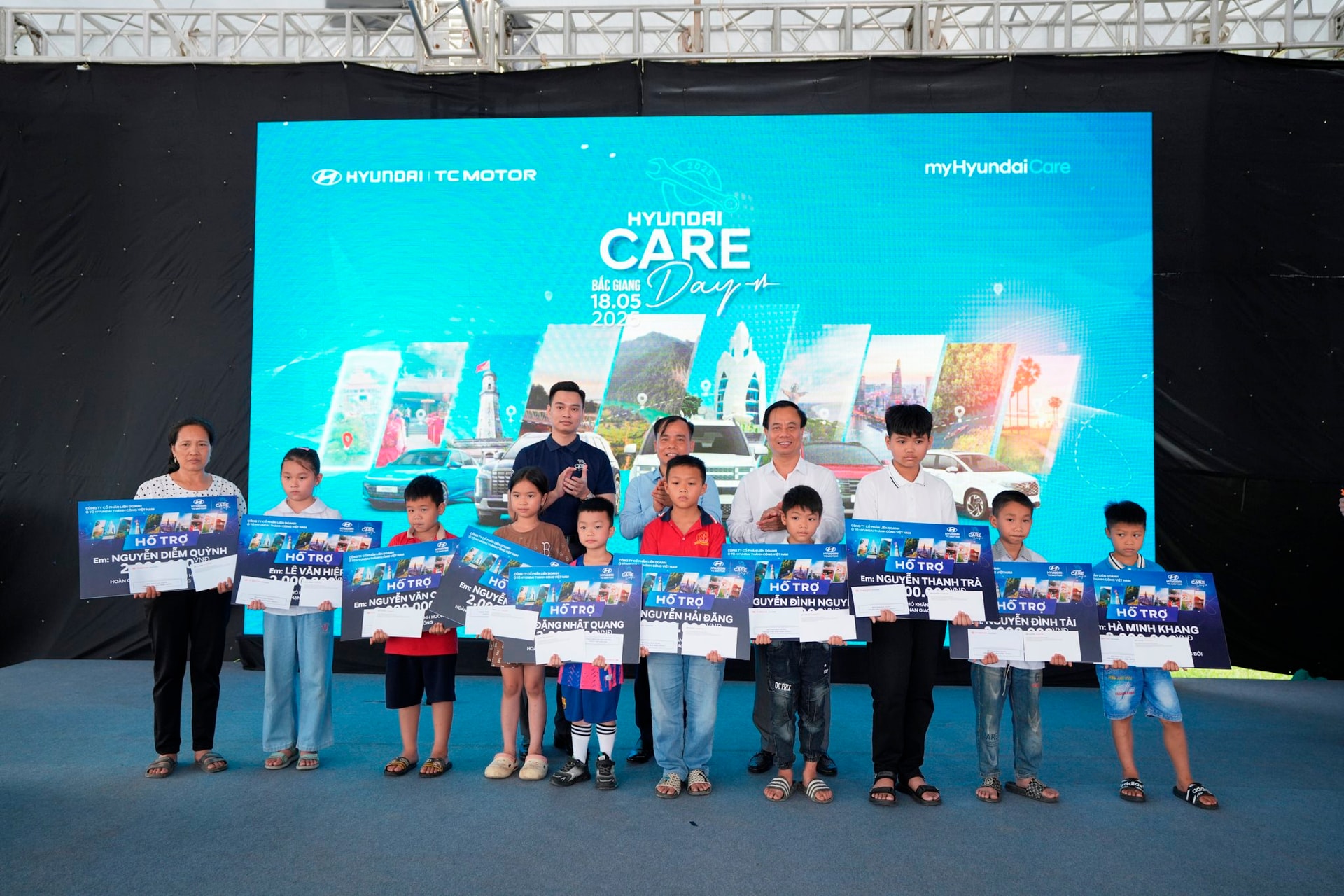 2-dai-dien-hyundai-thanh-cong-viet-nam-trao-qua-ho-tro-cac-tre-em-co-hoan-canh-gia-dinh-kho-khan-tai-bac-giang.jpg
