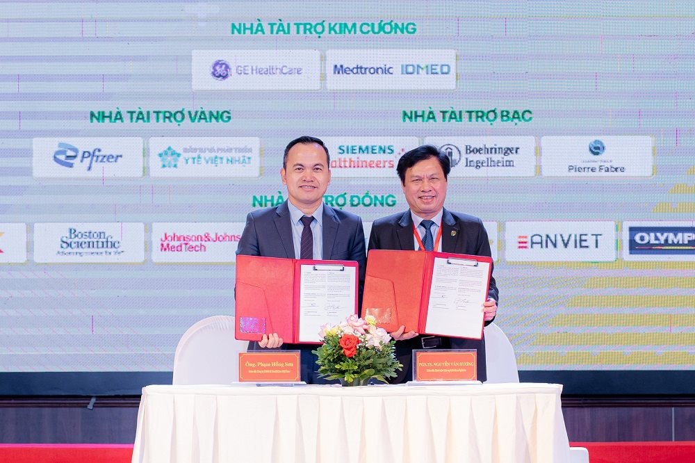 ong-pham-hong-son-dai-dien-ge-healthcare-viet-nam-ky-ket-cung-pgs.ts-nguyen-van-huong-dai-dien-bvhndk-nghe-an-.jpg