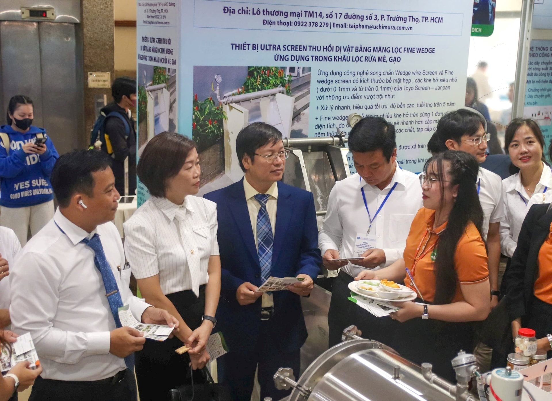 hinh-4-cac-dai-bieu-tham-quan-gian-hang-tai-techmart-2024..jpg