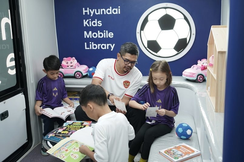 cuu-cau-thu-bong-da-indonesia-bambang-pamungkas-cung-cac-em-nho-ben-trong-thu-vien-di-dong-hyundai-kids.jpg