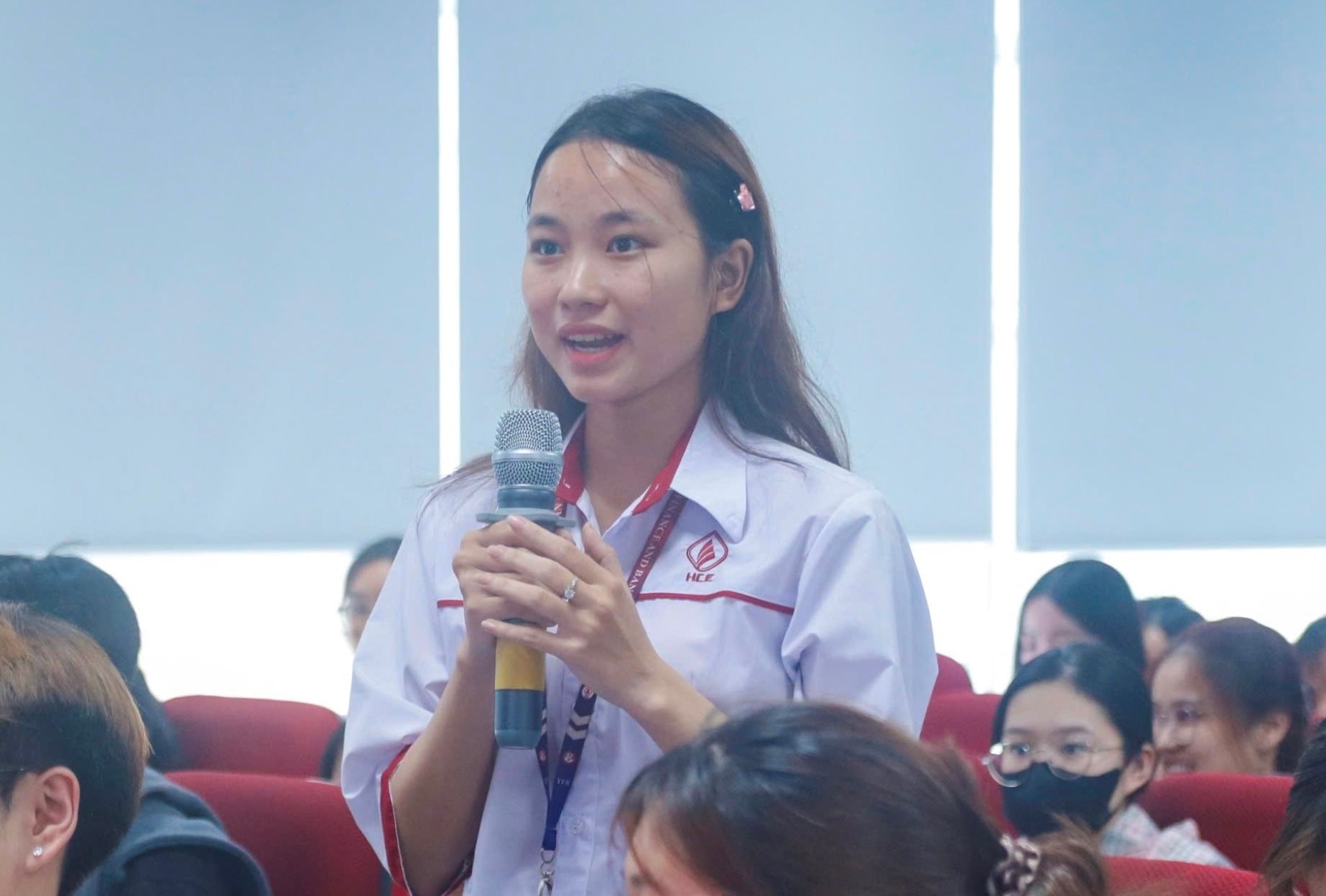 hinh-5-ban-phan-thi-bich-hong-sinh-vien-nam-2-khoa-tai-chinh-ngan-hang-truong-cao-dang-kinh-te-tp.hcm-dat-cau-hoi-tai-chuong-trinh.jpg