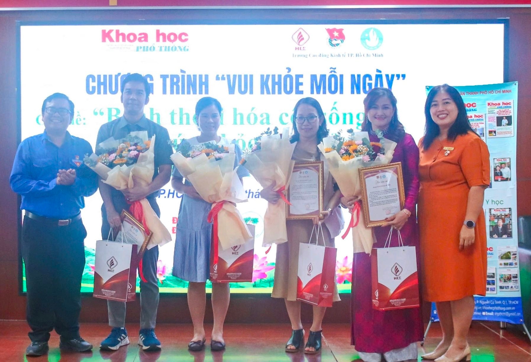 hinh-8-ba-vo-thi-khanh-van-pho-hieu-truong-truong-cao-dang-kinh-te-tp.hcm-bia-phai-va-ong-tran-nguyen-minh-nhut-bi-thu-doan-truong-cao-dang-kinh-te-tp.hcm-bia-trai-tang-hoa-va-thu-cam-on-hai-ba.jpg