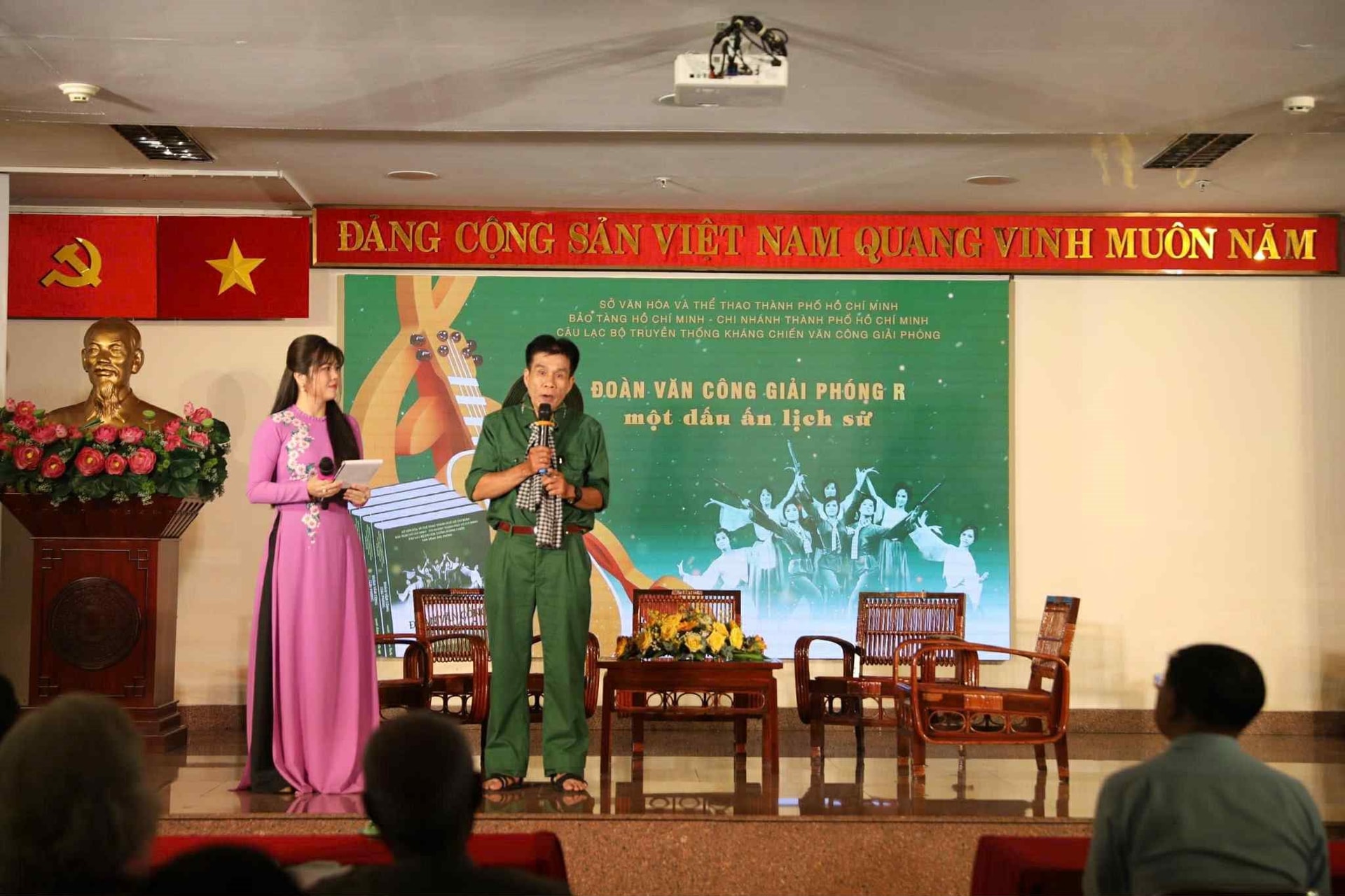 ra-mat-sach-doan-van-cong-giai-phong-r-mot-dau-an-lich-su1.jpg