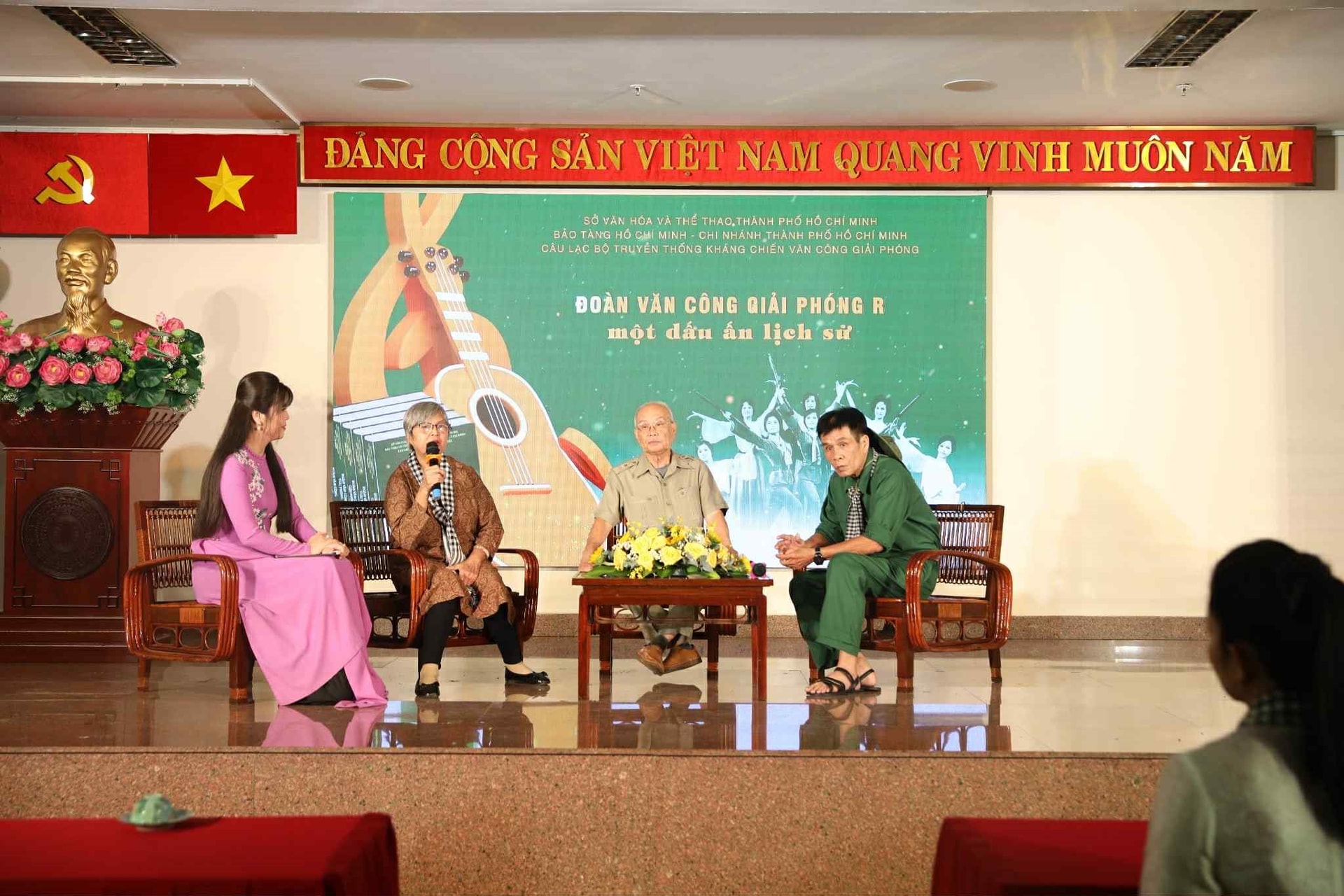 ra-mat-sach-doan-van-cong-giai-phong-r-mot-dau-an-lich-su2.jpg