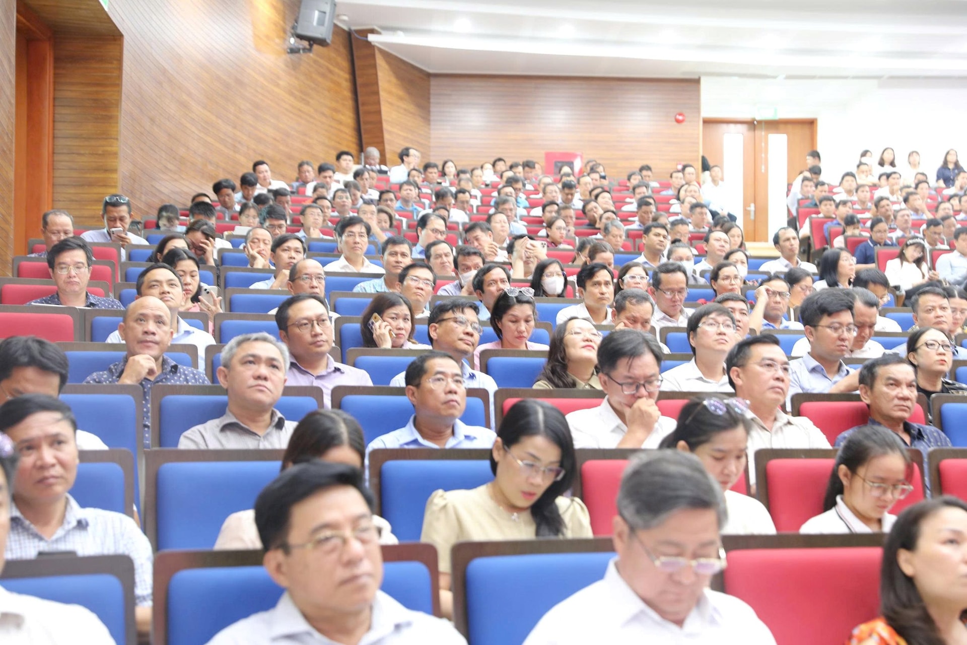 hoi-nghi-thong-tin.jpg