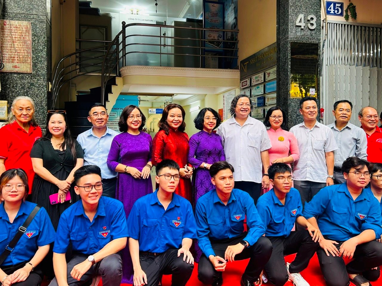 ra-mat-bang-hieu-tru-so-bao-dan-chung.jpg