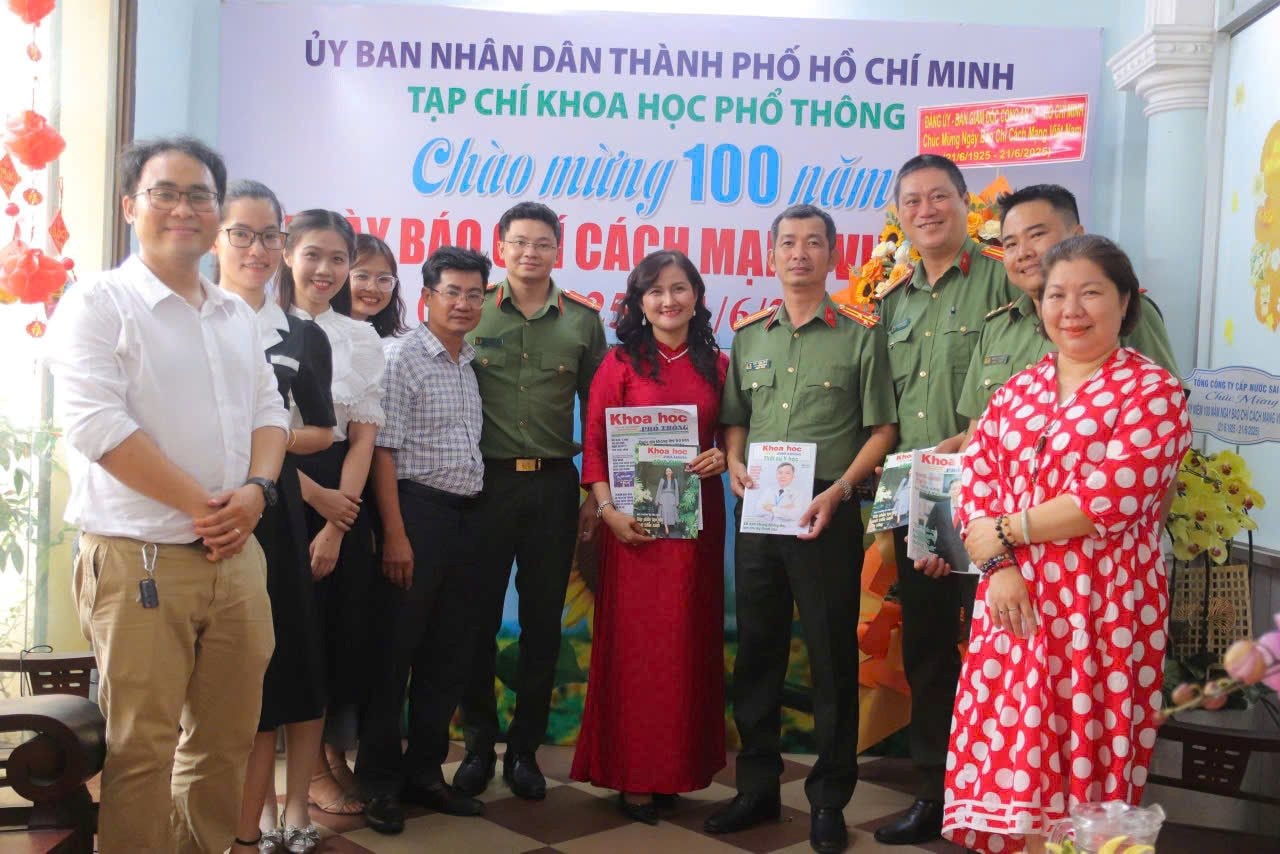 cong-an-tphcm-tham-chuc-mung-tap-chi.jpg