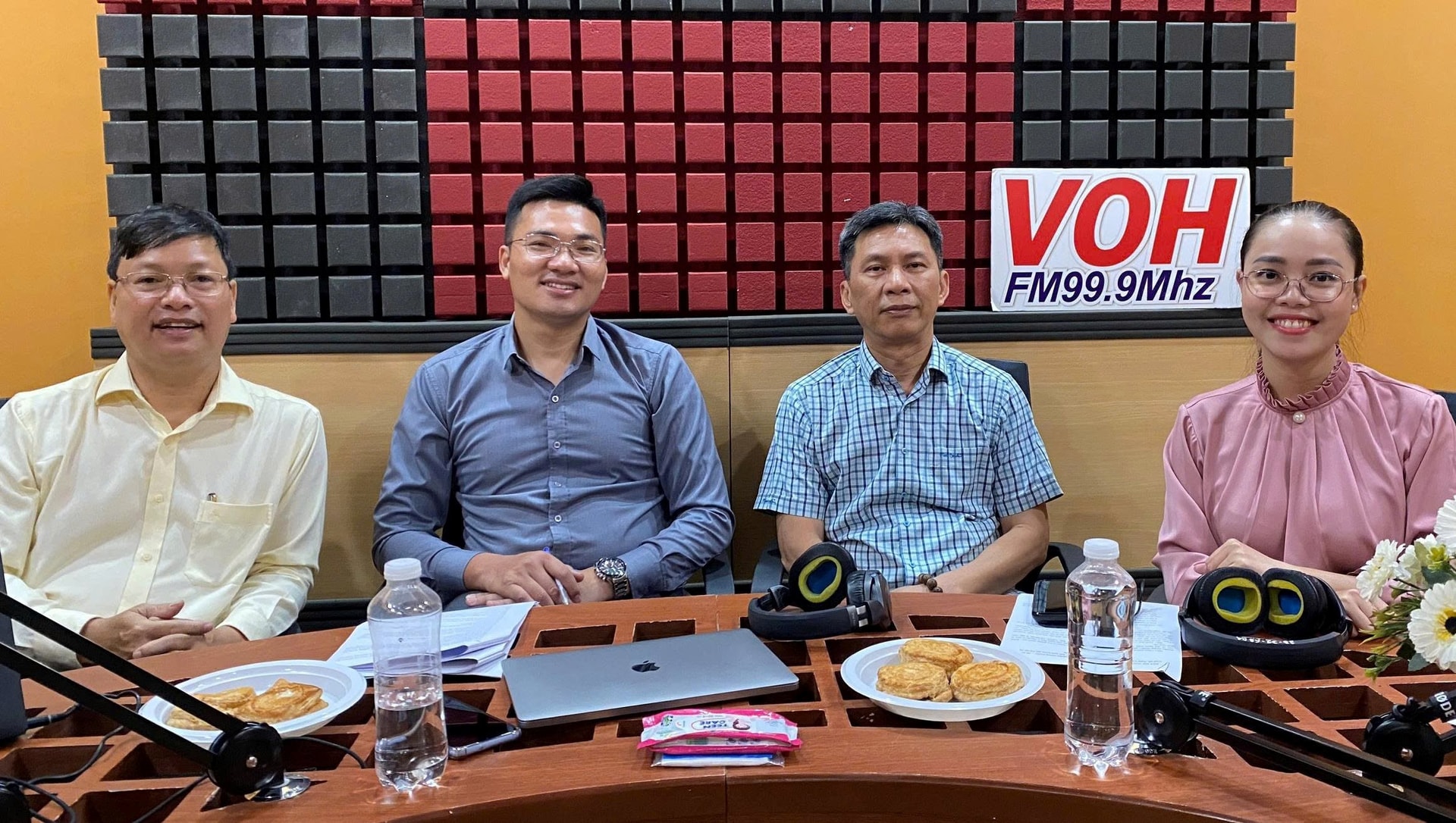 hinh-2-phong-vien-kim-ngan-cung-cac-dien-gia-tai-chuong-trinh-cho-phien-startup-khoi-nghiep-thong-minh-.jpg
