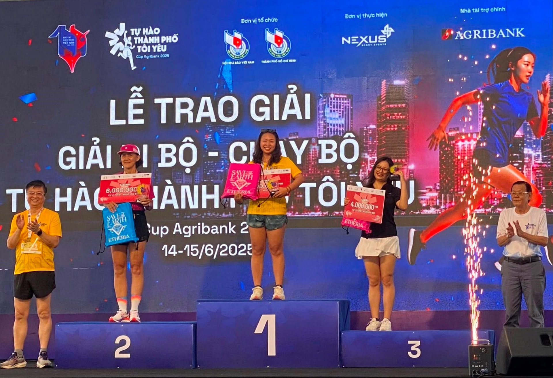 hinh-3-ong-nguyen-tan-phong-chu-tich-hoi-nha-bao-tp.hcm-trao-giai-cho-cac-phong-vien-nha-bao-thang-giai-o-cu-ly-chay-10-km..jpg