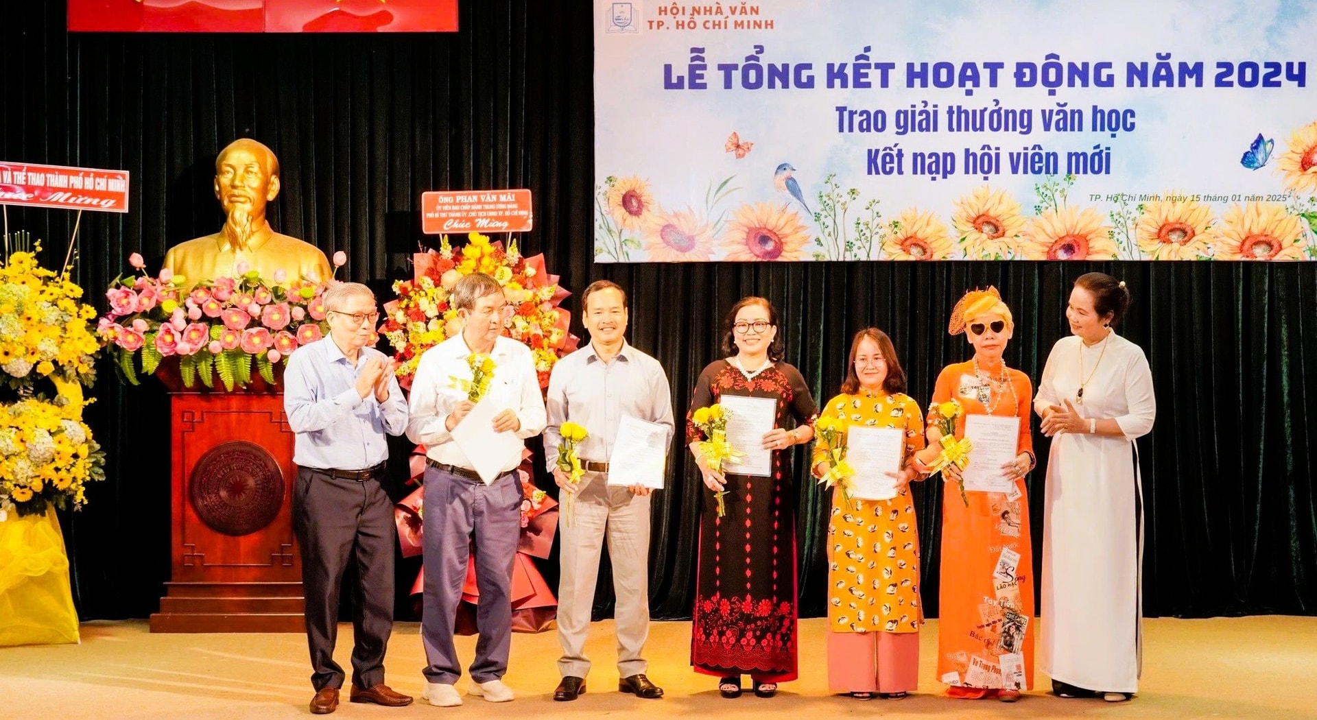 le-ket-nap-hoi-vien-hoi-nha-van-pgs.ts.bs-nguyen-hoai-nam.jpg
